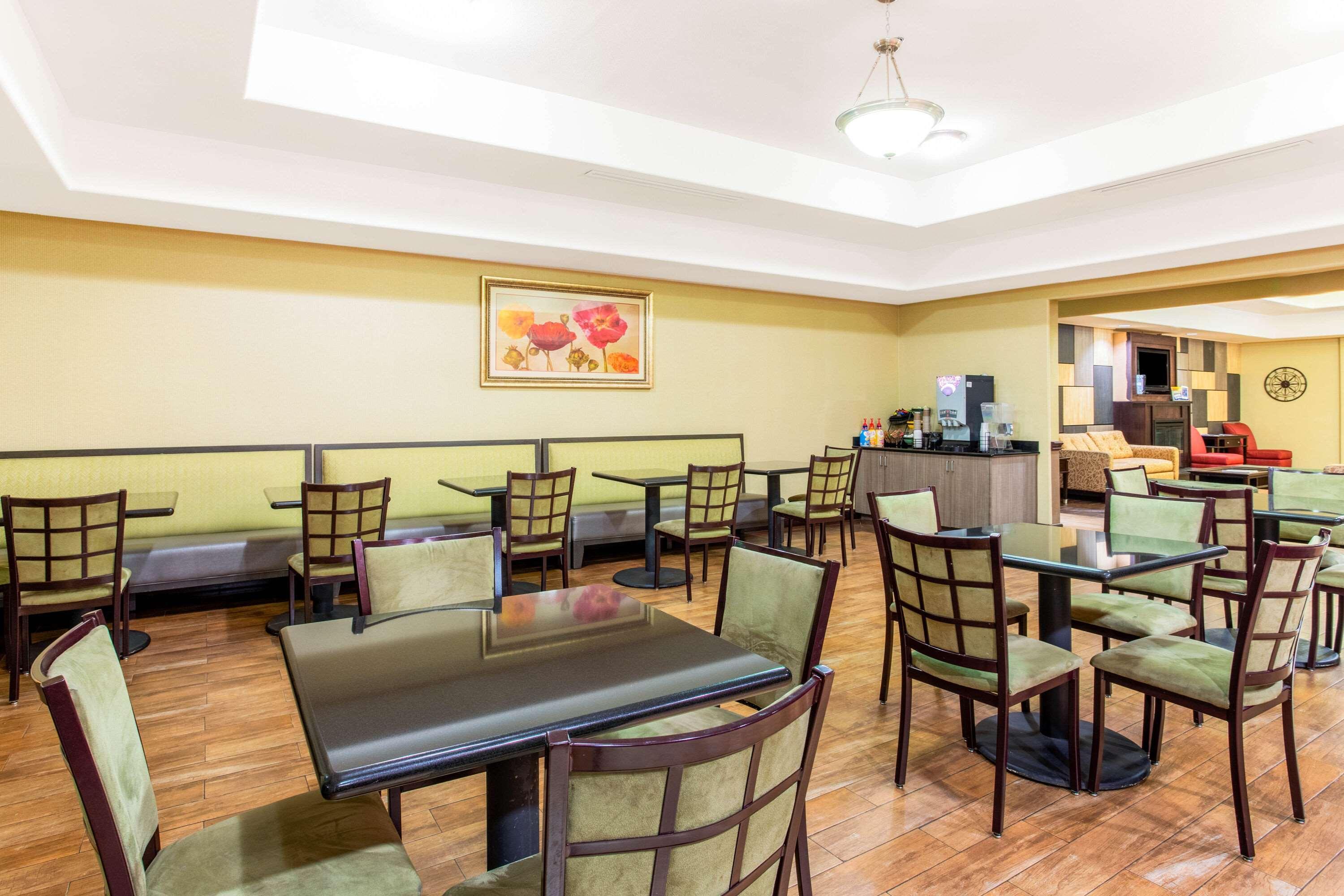 La Quinta By Wyndham Ennis Hotel Екстериор снимка