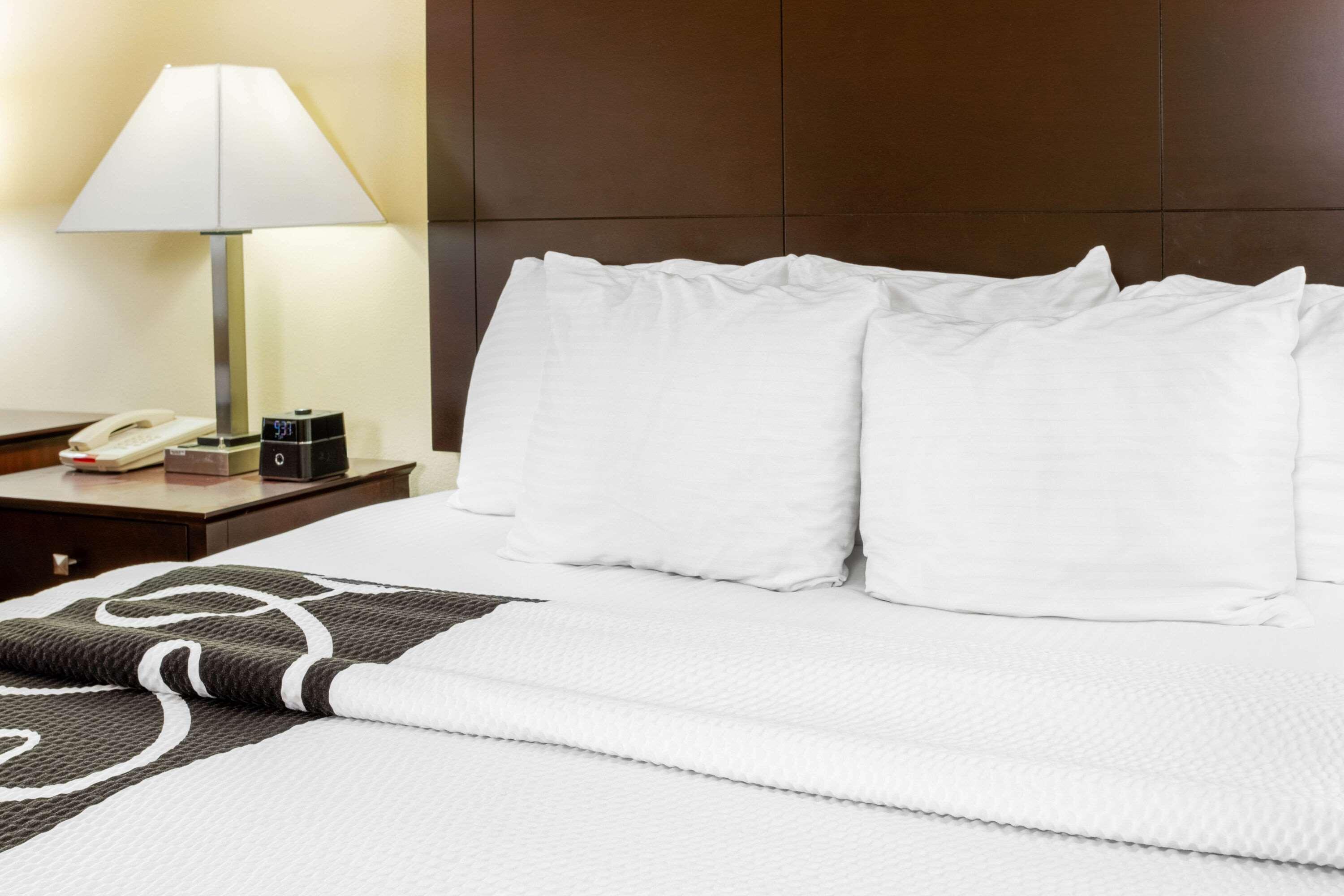 La Quinta By Wyndham Ennis Hotel Екстериор снимка